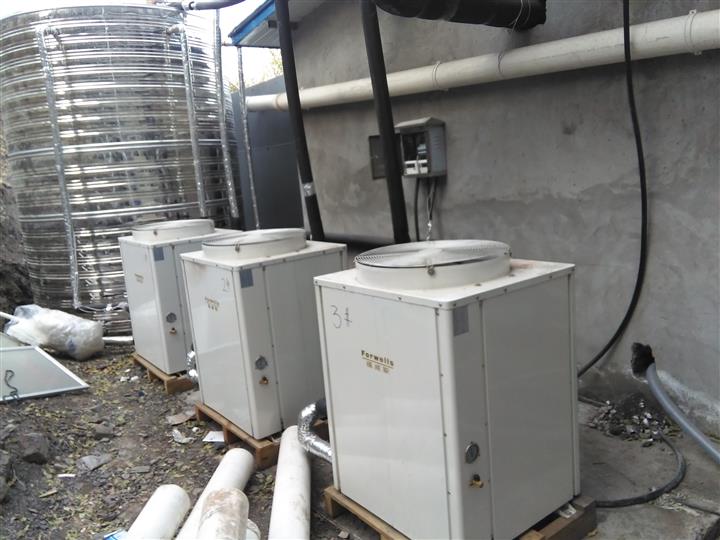 空氣能熱水器工程為什么要設置定溫度補水？